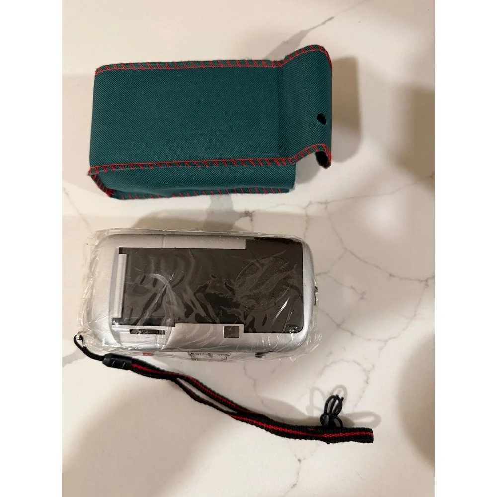 Quickshot‎ 35mm Focus Free Film Camera Silver DI-4410 Point and Shoot with Case